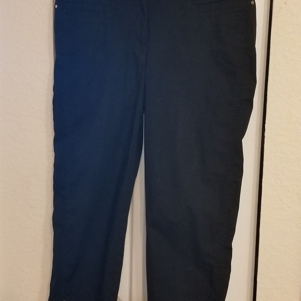 Chico, black cropped pants with button derail